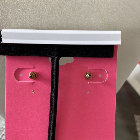 Isaac Mizrahi NWT earrings flower design with a green crystal drop - Picture 4 of 5